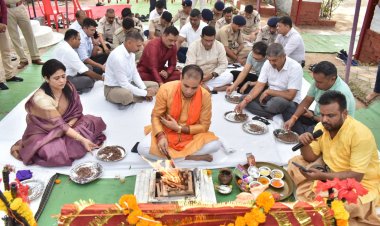 विजयदशमी के अवसर पर पुलिस अधीक्षक दुर्ग ने शस्त्रों की विधि-विधान से पूजा अर्चना कर सुख-शांति की कामना की