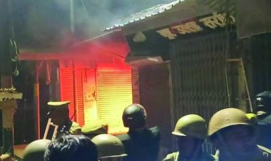 महराजगंज विसर्जन जुलूस में पत्थरबाजी के बाद व्यक्ति की गोली मारकर हत्या, देर रात तक प्रदर्शन और जगह-जगह आगजनी, थाना इंचार्ज और चौकी प्रभारी निलंबित