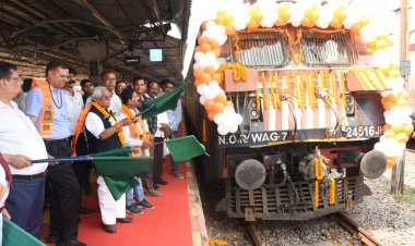 आस्था ट्रेन को विधायक ने हरी झण्डी दिखाकर किया रवाना