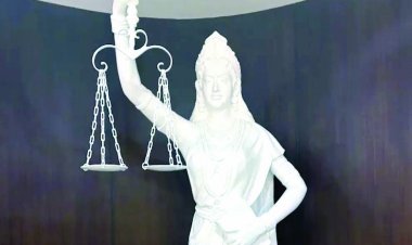 न्याय की देवी ने आंखों से हटाई पट्टी, हाथ में तलवार की जगह संविधान की किताब