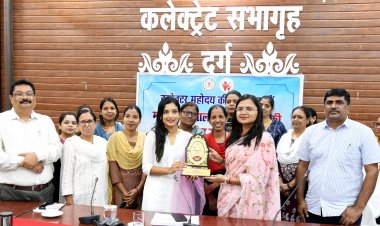 सुकन्या समृद्धि योजना के लिए हितग्राहियों को करें प्रेरित-कलेक्टर सुश्री चौधरी