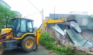 VIDEO प्रधान आरक्षक की पत्नी और बेटी की निर्मम हत्या करने वाले आरोपी के संपत्ति पर चला बुलडोजर