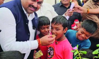 विधायक गजेन्द्र यादव ने बच्चों को आयुर्वेद का स्वर्णप्राशन कराकर की स्वस्थ्य सेहत की कामना