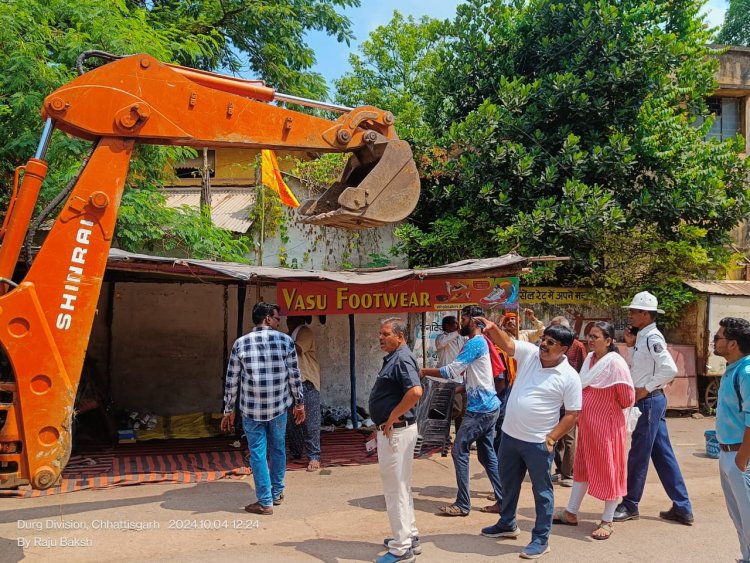यातायात को सुचारू बनाए रखने सड़क किनारे से निगम ने हटाया अतिक्रमण