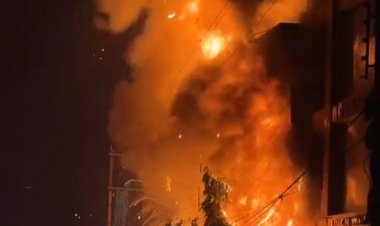 ज्वेलरी और फर्नीचर शो रूम में लगी भीषण आग