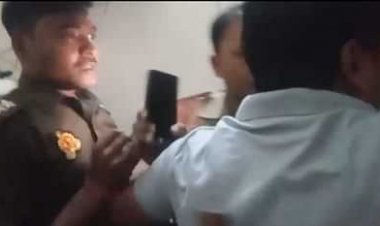 अवैध वसूली के नाम पर उत्पात मचाने वाले दो पुलिसकर्मियों ने ग्रामीणों ने बंधक बनाकर जमकर कुटा
