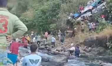 VIDEO दर्दनाक हादसा, खाई में बस गिरने से 15 लोगों की मौत, 35 यात्री थे सवार