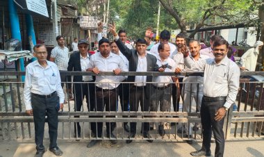 लाठी चार्ज के विरोध में अनिश्चितकालीन धरने पर बैठे वकील, जज को निलंबित करने और लाठीचार्ज करने वाले पुलिसकर्मियों पर कार्रवाई की मांग