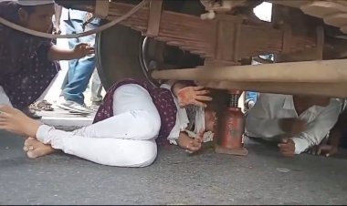 VIDEO ट्रक के नीचे फंसी महिला को केन्द्रीय मंत्री ने बचाया