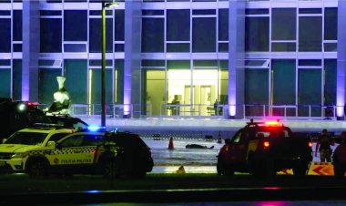 सुप्रीम कोर्ट के बाहर आत्मघाती हमला, एक व्यक्ति ने खुद को बम से उड़ा लिया