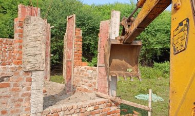 भिलाई के वैशालीनगर जोन में इस अवैध निर्माण पर चला बुलडोजर