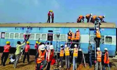 दुर्ग जिले में पटरी से उतरी बच्चों से भरी हुई ट्रेन की बोगी, सूचना मिलते ही एसडीआरएफ और रेलवे की टीम पहुंच लोगों को किया रेस्क्यू