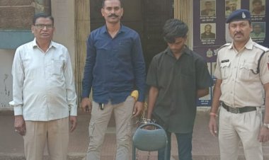 सूने मकानों में चोरी करने वाले एक नाबालिग सहित 2 गिरफ्तार