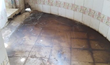 पेशाब में डूबा भिलाई नगर निगम का यह सार्वजनिक शौचालय