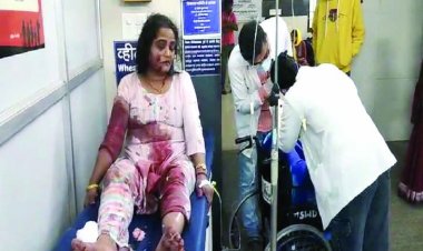 दुर्ग जिले में भीषण सड़क हादसा, ट्रक को ओवरटेक करने के चक्कर में गई चालक की जान, 7 लोग गंभीर