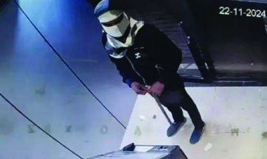 कुल्हाड़ी से तोड़ा ATM, नहीं निकला रुपए