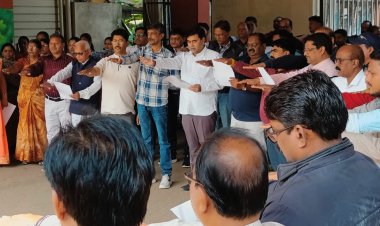 संविधान दिवस की 75वी वर्षगांठ पर महापौर ने अधिकारी-कर्मचारियों को दिलाई शपथ