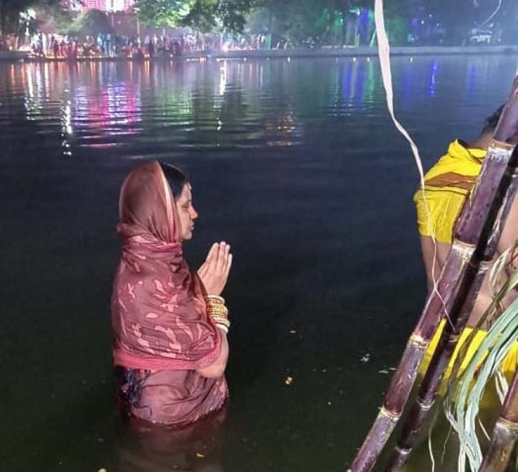 उगते सूर्य को अर्घ्य देकर चार दिवसीय छठ महोत्सव का समापन, घाटों पर रही खूब रौनक