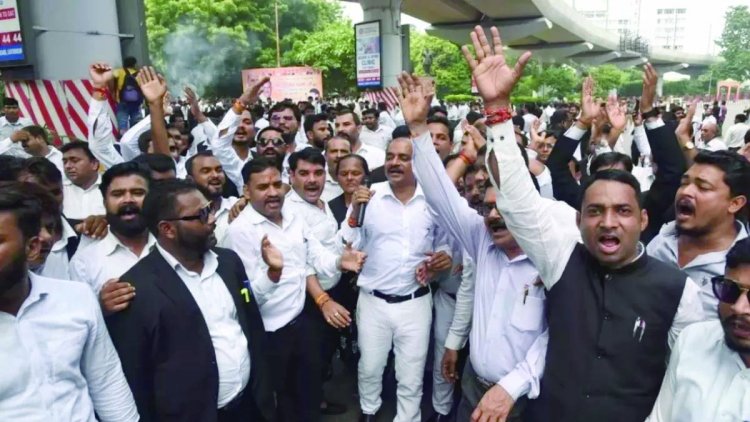 जिला जज को बर्खास्त करने और पुलिसकर्मियों पर कार्रवाई की मांग पर अड़े वकील, जारी है वकीलों की हड़ताल