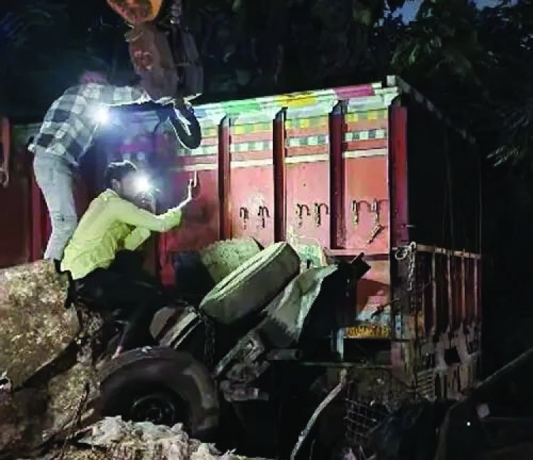 तेज रफ्तार ट्रक और मुर्गियों से भरी पिकअप में भिड़ंत, दो लोगों की मौत