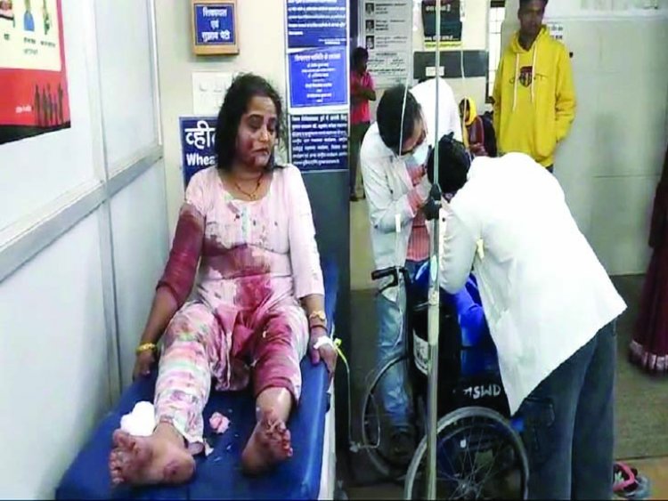 दुर्ग जिले में भीषण सड़क हादसा, ट्रक को ओवरटेक करने के चक्कर में गई चालक की जान, 7 लोग गंभीर