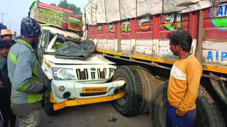 भिलाई के इस फ्लाईओवर में सुबह-सुबह हादसा, ट्रक के पीछे जा घुसी नागपुर से आ रही पिकअप