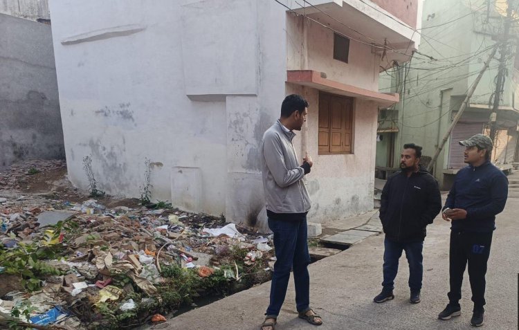 खाली प्लाट पर कचरा देखकर भड़के आयुक्त, अब प्लाट के मालिक और पड़ोसियों पर लगेगा जुर्माना