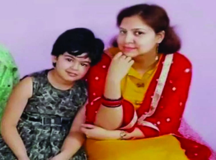 हेड कांस्टेबल की पत्नी एवं बेटी की हत्या मामले में बड़ा खुलासा, आरोपियों के संपर्क में था एक आरक्षक, SP ने किया बर्खास्त