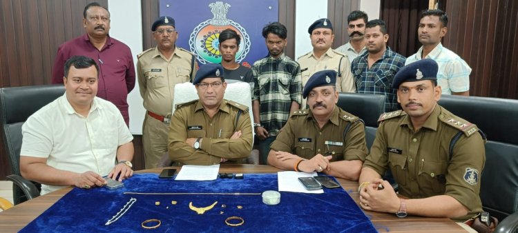 दो शातिर चोर चढ़े पुलिस के हत्थे, ई-रिक्शा चोरों ने कई घरों में भी किए थे जेवरातों की चोरी, 7.5 लाख रुपए का सामान जब्त