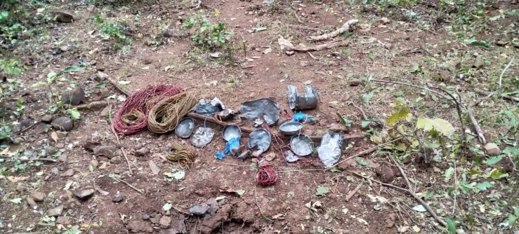 BSF और DRG के जवानो ने बरामद किए 8 आईईडी बम, नक्सलियों के मंसूबों पर फेरा पानी
