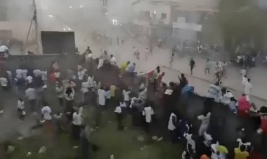 फुटबॉल मैच के दौरान हिंसा, 100 से ज्यादा लोगों की मौत