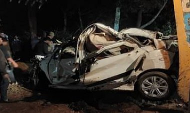 अनियंत्रित होकर पेड़ से टकराने के बाद खाई में गिरी कार, 6 लोगों की मौत, 4 गंभीर