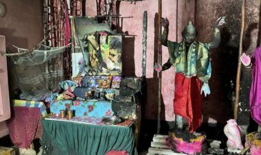 बांग्लादेश में हिंदुओं से ऐसी भी क्या नफरत, मूर्तियों में पेट्रोल डाल मंदिर को किया आग के हवाले, देखें VIDEO