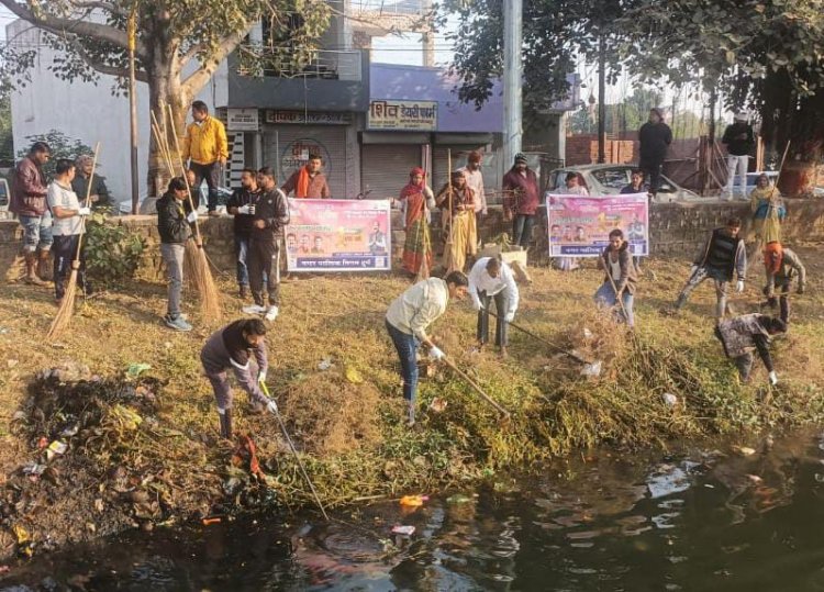 तालाब सफाई के लिए कमिश्नर और पार्षद ने बढ़ाया हाथ, स्थानीय लोगों के साथ की साफ-सफाई