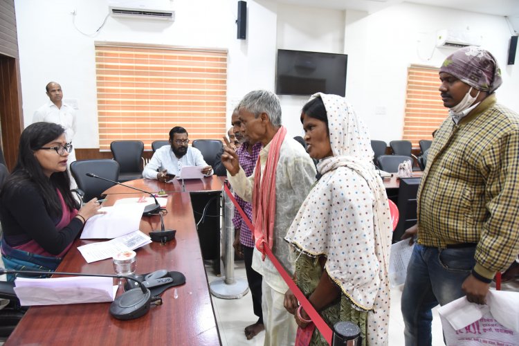 जनदर्शन: तीन माह का वेतन दिलाने स्वास्थ्य मितान ने कलेक्टर से लगाई गुहार