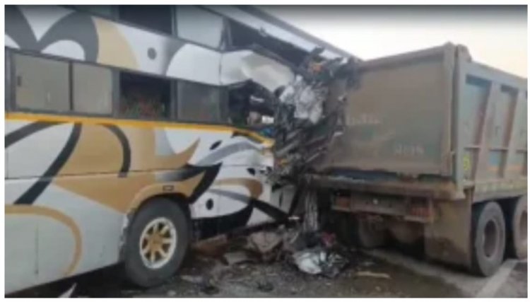 बस और ट्रक में टक्कर से 6 लोगों की मौत,10 घायल