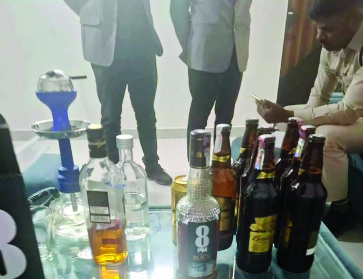 फार्म हाउस और क्लब में छापा, बड़े पैमाने पर शराब जब्त