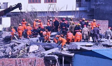 चार मंजिला मकान गिरने से 5 लोगों की मौत, दो दिन बाद मलबे से निकाले गए दंपति और दो बच्चे, बिल्डर के खिलाफ अपराध दर्ज