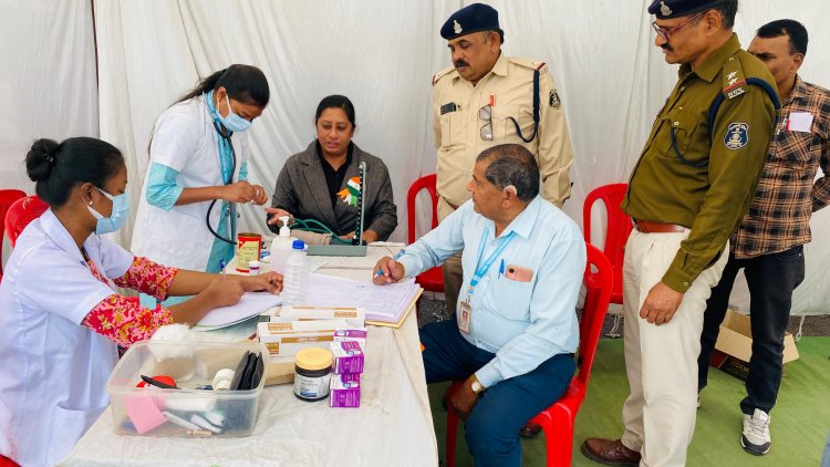 स्पर्श हाॅस्पिटल की टीम ने वाहन चालकों का किया निःशुल्क स्वास्थ्य परीक्षण, बीपी और शुगर से पीड़ित निकले 60% लोग