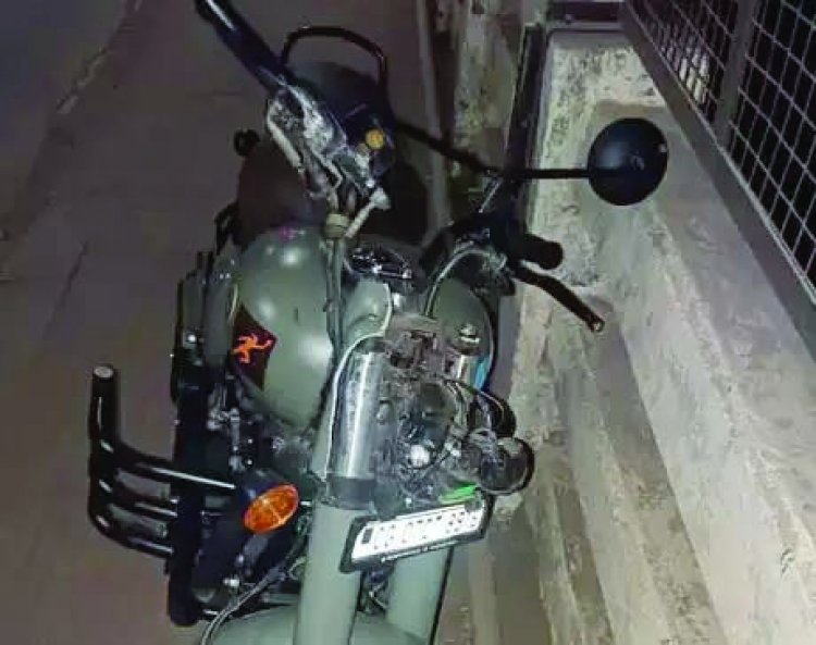 फ्लाई ओवर ब्रिज में बेरीकेट्स से टकराकर बुलेट सवार युवकी की मौत, एक गंभीर