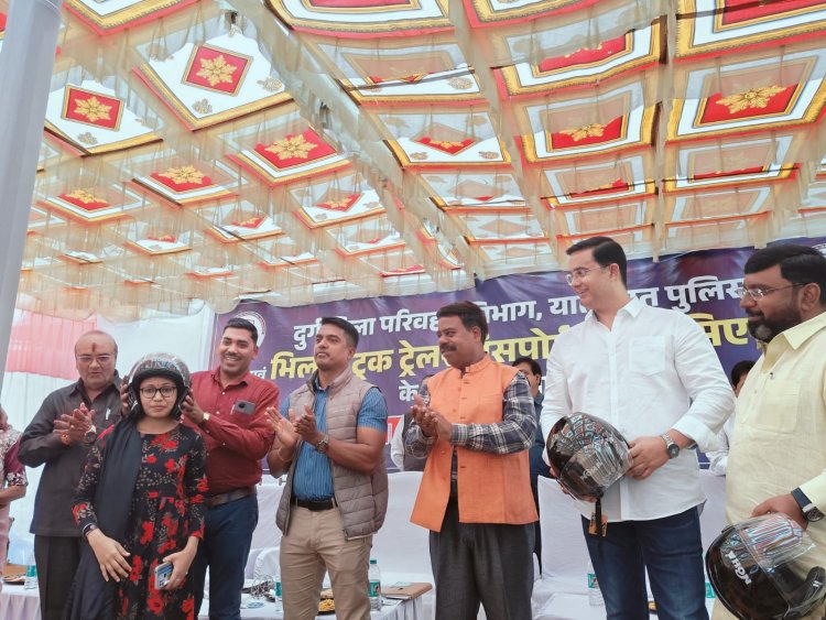 राष्ट्रीय सड़क सुरक्षा माह: भिलाई ट्रक ट्रेलर ट्रांसपोर्ट एसोसिएशन ने किया हेलमेट वितरण