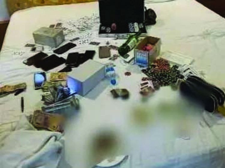 होटल में पुलिस का छापा, 11 रसूखदार जुआ खेलते पकड़े गए, 3.50 लाख रुपए कैश जब्त