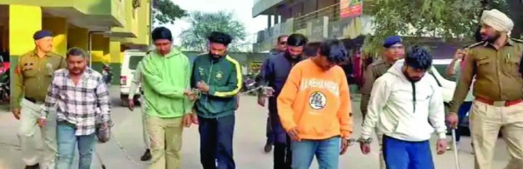 ट्रांसपोर्टर के बेटे की दबंगई, अपार्टमेंट के गार्ड को कार से कुचल हत्या का प्रयास, 7 आरोपी गिरफ्तार