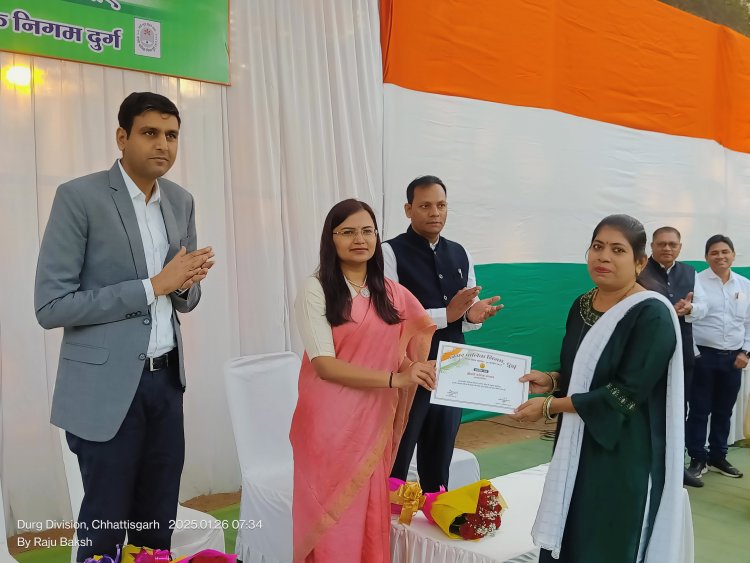 कलेक्टर एवं निगम प्रशासक सुश्री ऋचा प्रकाश चौधरी ने अधिकारी-कर्मचारियो के बीच निगम मुख्यालय में किया ध्वजारोहण