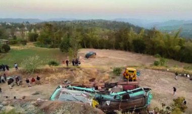 35 फीट गहरी खाई में गिरी श्रद्धालुओं से भरी बस, 5 लोगों की मौत, कई गंभीर