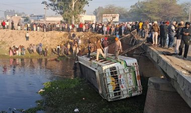 ट्रक से टक्कर के बाद नाले में गिरी बस, महिला सहित 5 लोगों की मौत, 40 से अधिक लोग गंभीर