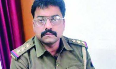 रिश्वत लेते रंगे हाथों पकड़ा गया इंस्पेक्टर, FIR दर्ज कराने मांगे थे 50 हजार रुपए, देखें VIDEO