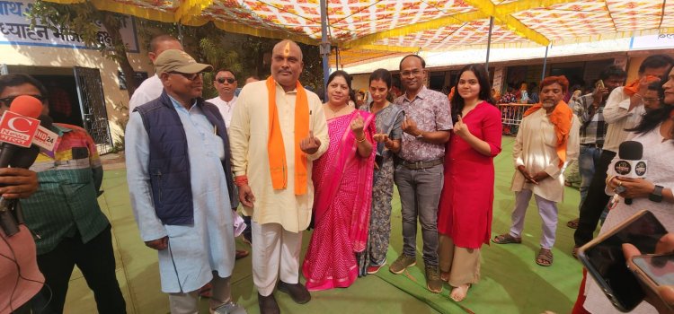 दुर्ग ग्रामीण विधायक ललित चंद्राकर ने कोलिहापुरी मतदान केन्द्र में सह परिवार किया मतदान