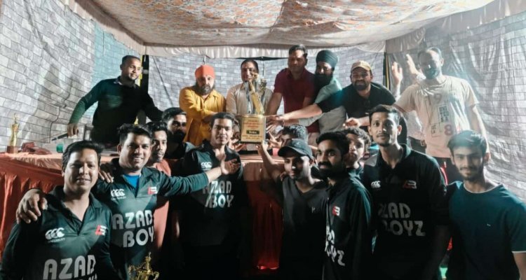 आज़ाद बॉयज़ के खिलाड़ियों ने फाइनल में मारी बाजी