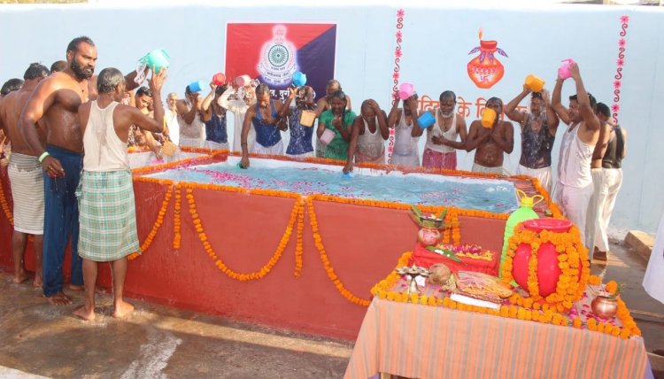 पाप मुक्त होने दुर्ग जेल के कैदियों ने लगाई डुबकी